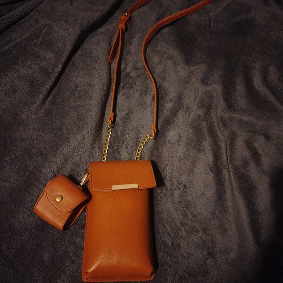 Kim Rogers Handbags - NWOT Kim Rogers tech cross body wallet
